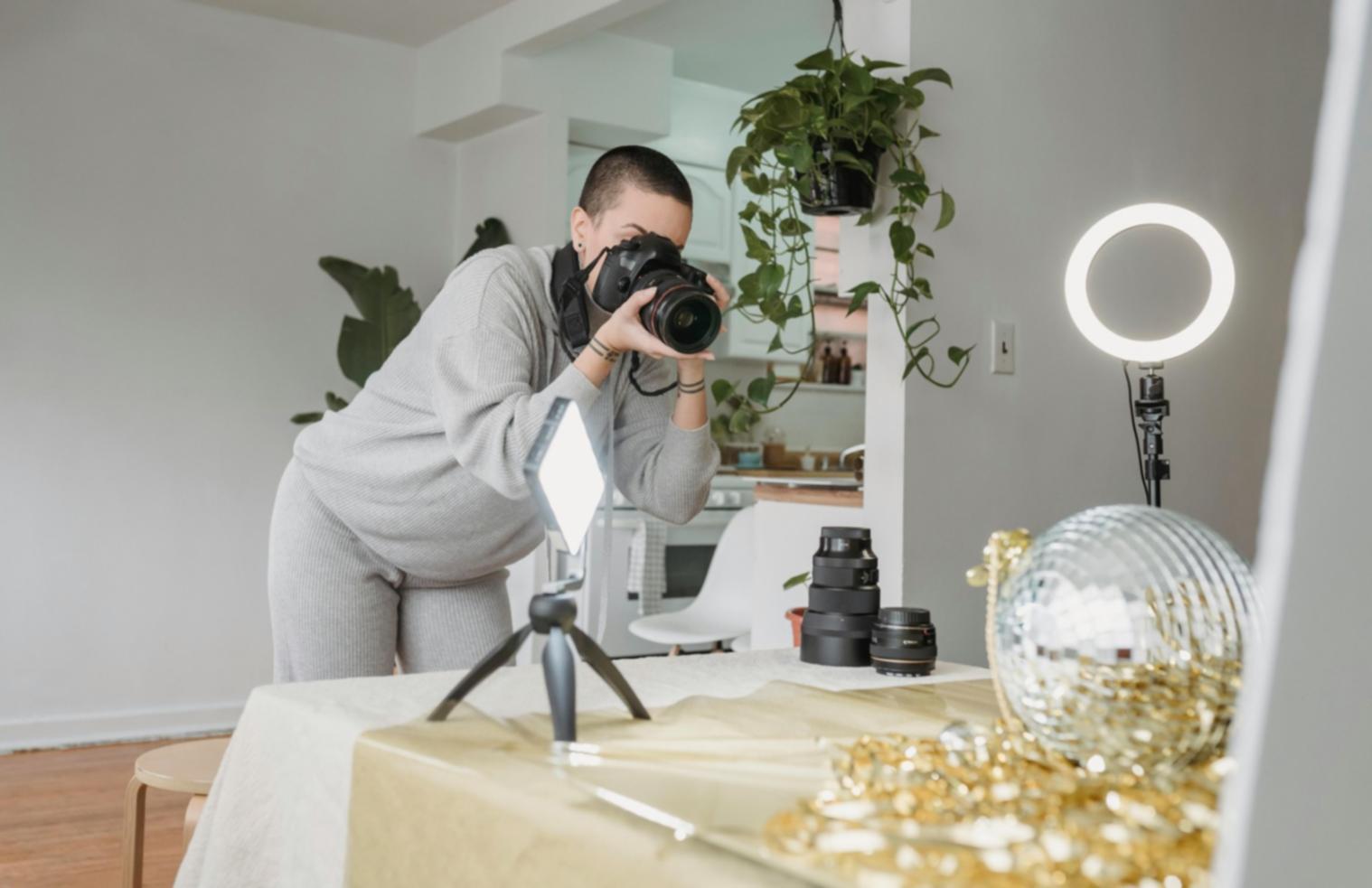 Atelier de photographie en cours avec manipulation d'équipements