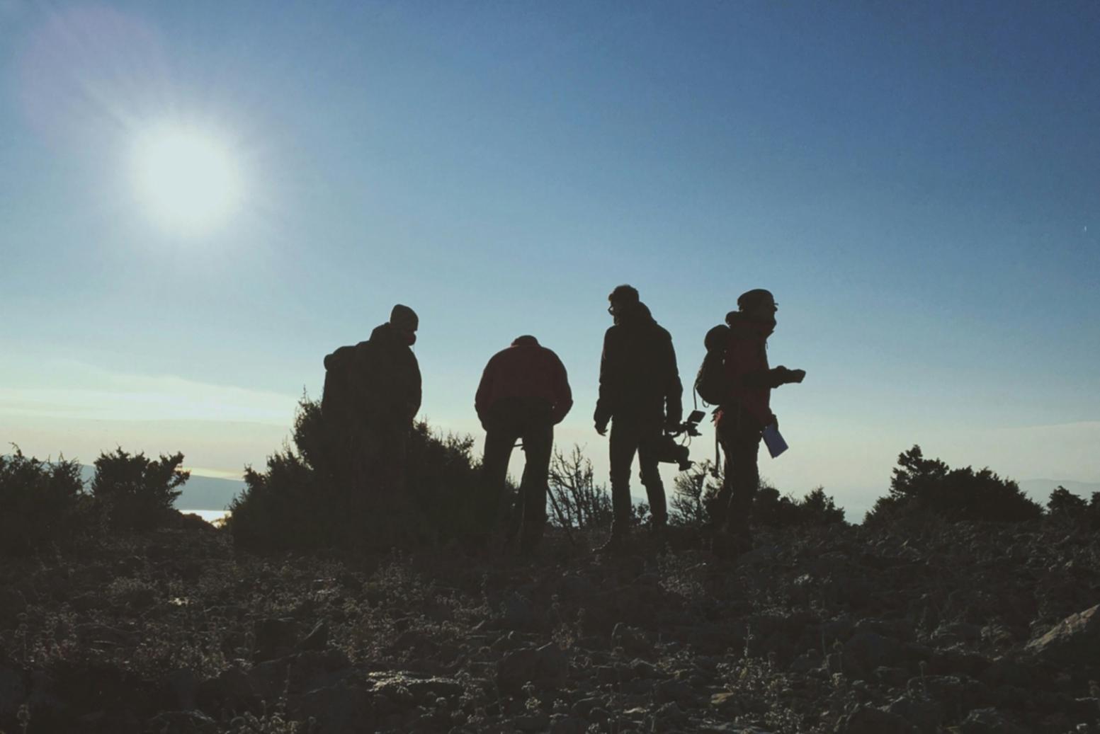 Vue rapprochée d'un appareil photo argentique avec mise au point sur le viseur